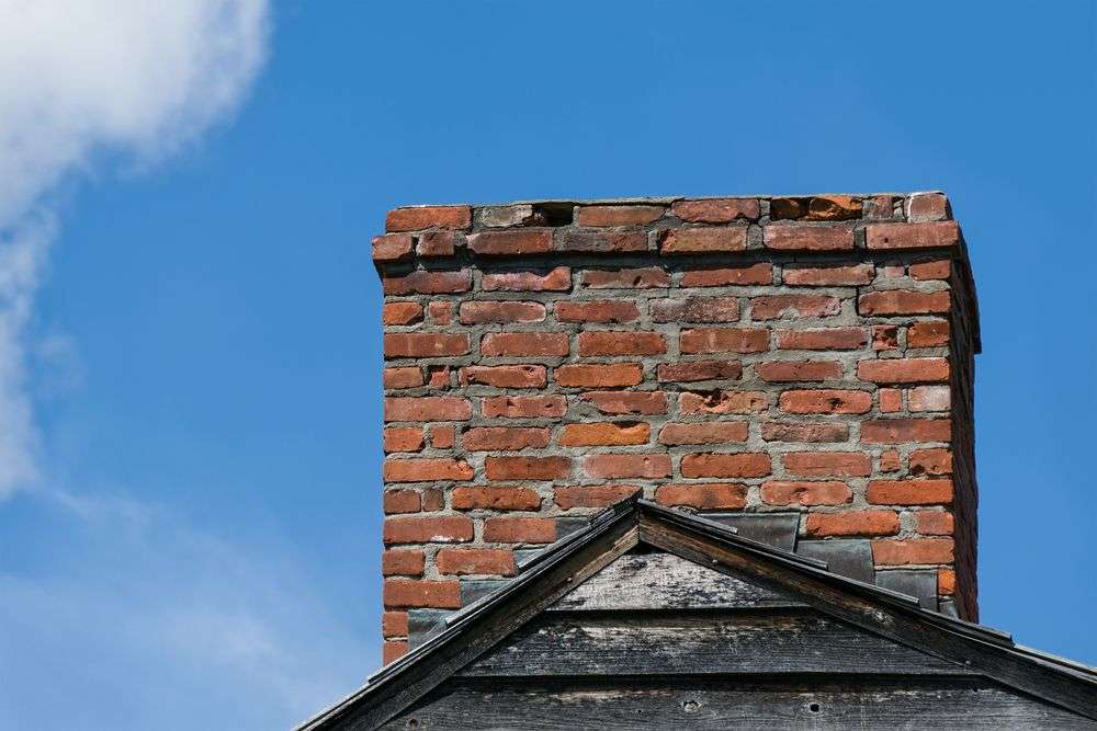 Een oude schoorsteen op schuin dak