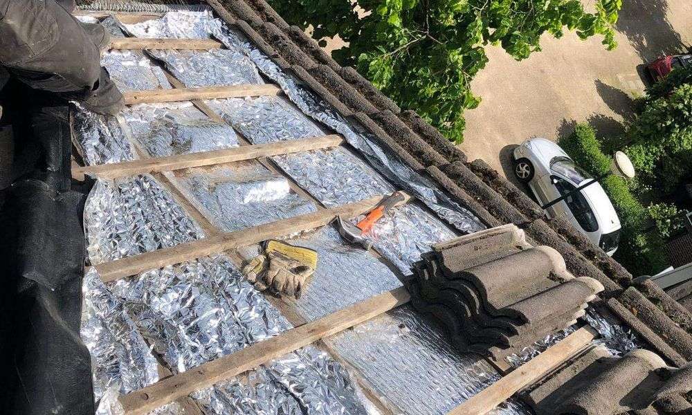 Nieuwe panlatten met dakpannen in Zeewolde