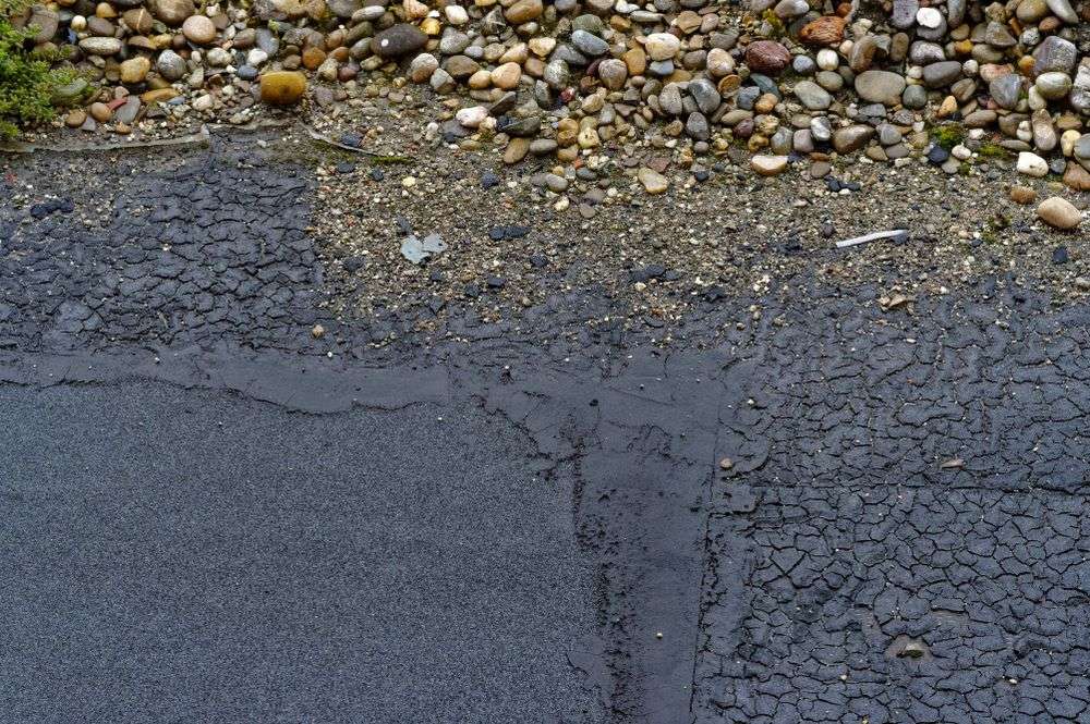 Scheur in het bitumen dak in Almere